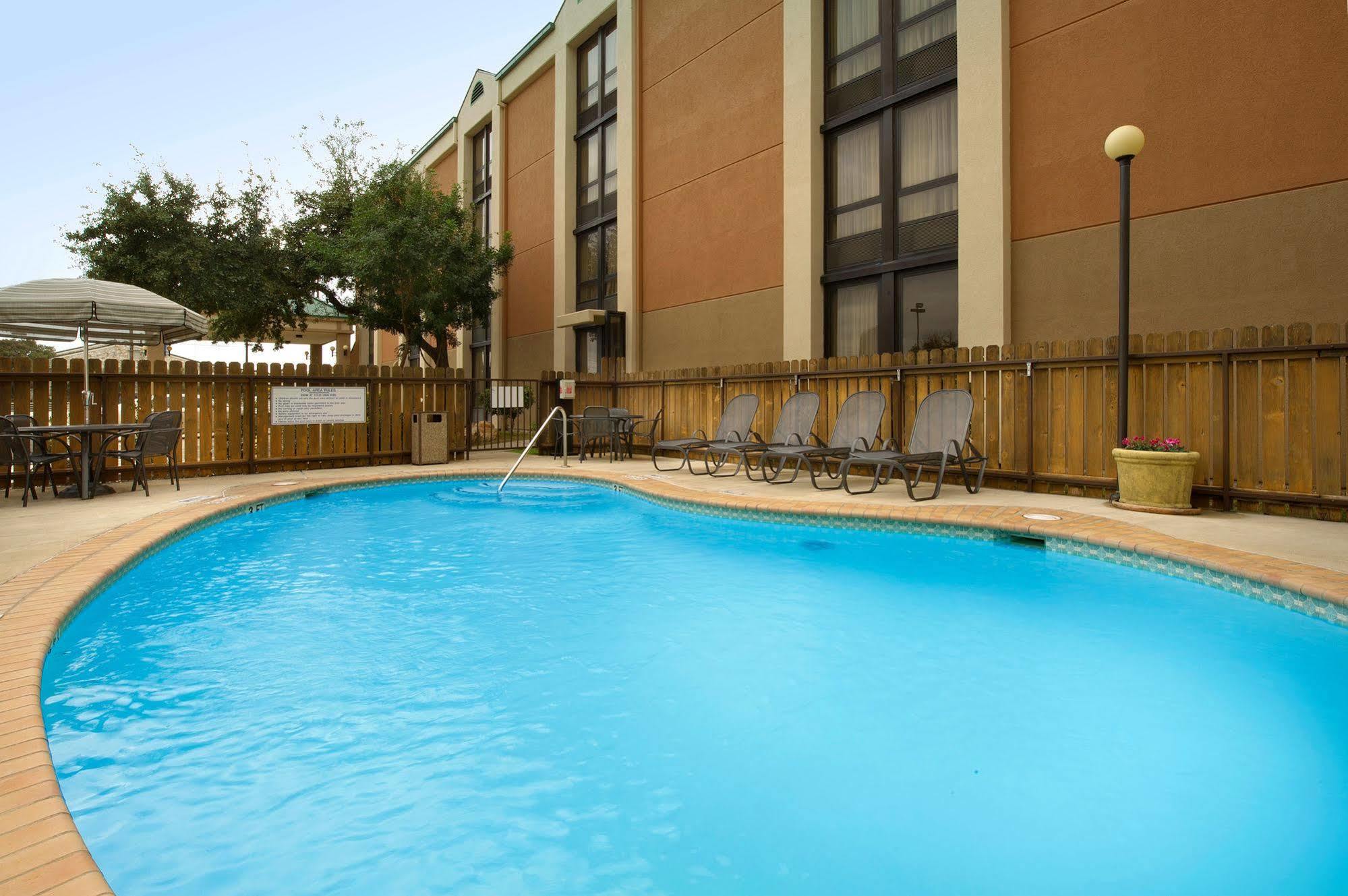 Pear Tree Inn San Antonio Northwest Medical Center Exterior photo